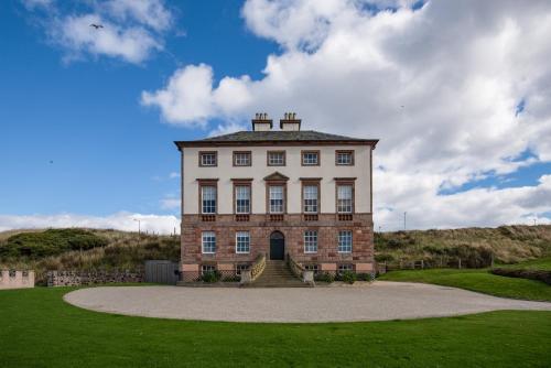 Gunsgreen Apartment- LARGE two floor apartment!! Sleeps up to 11 people, First floor available separ in Eyemouth