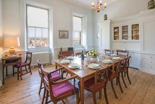 Gunsgreen Apartment- LARGE two floor apartment!! Sleeps up to 11 people, First floor available separ in Eyemouth