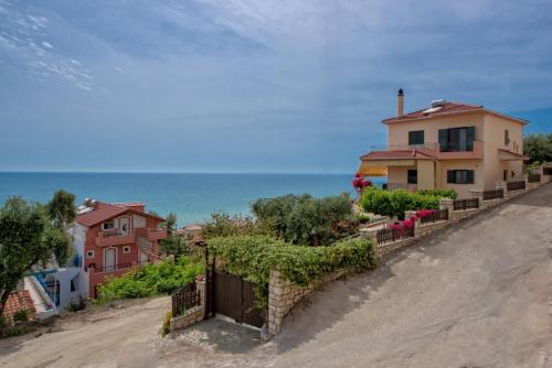 Nas proximidades, Villa Giovanni in Paralia (Fanari)