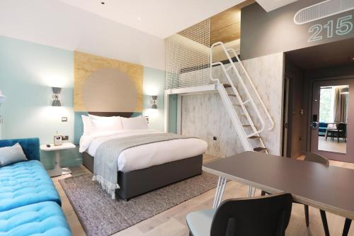 room2 Southampton Hometel - image 7