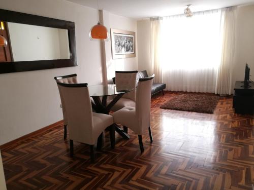 Large 1st Floor Apt In Safe Area Of Surco 20 Mins From Park