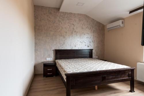 Prenociste HRAST in باراسين