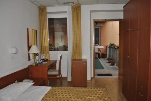 Twin Room image 10