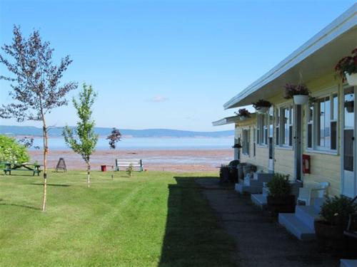 . Beach Breeze Motel