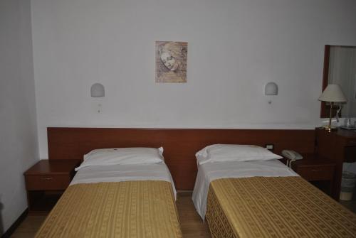 Twin Room image 9