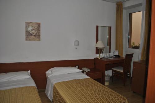 Twin Room image 8