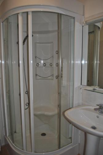 Twin Room image 7