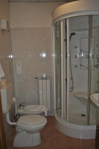 Twin Room image 6