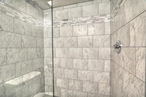 King Room Mini-Suite with Jacuzzi & Fireplace image 10