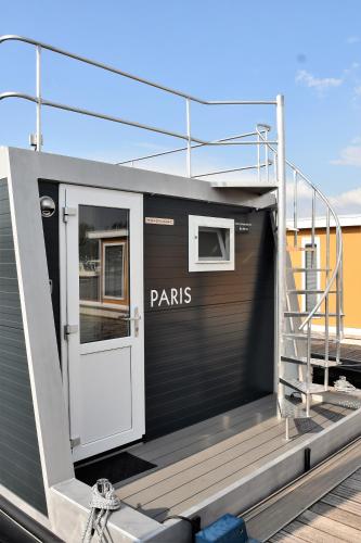 Cosy floating boatlodge, "Paris"