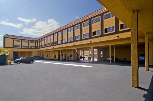 LAX Stadium Inn - image 5