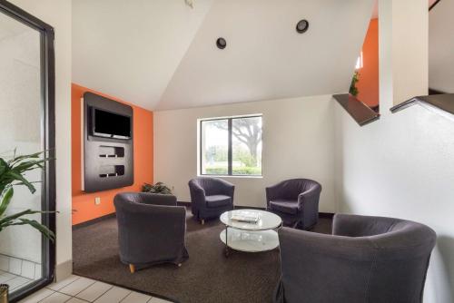 Lobby, Motel 6 Dallas, TX - Northeast in Lake Highlands