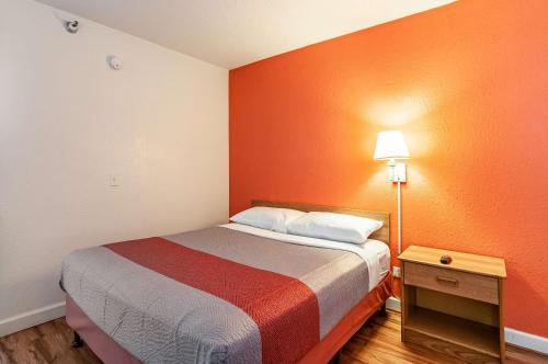 Motel 6-Naperville, IL Motel 6 Naperville is perfectly located for both business and leisure guests in Naperville (IL). The hotel offers guests a range of services and amenities designed to provide comfort and convenience. 