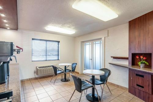 Facilities, Motel 6 Naperville, IL in Naperville (IL)