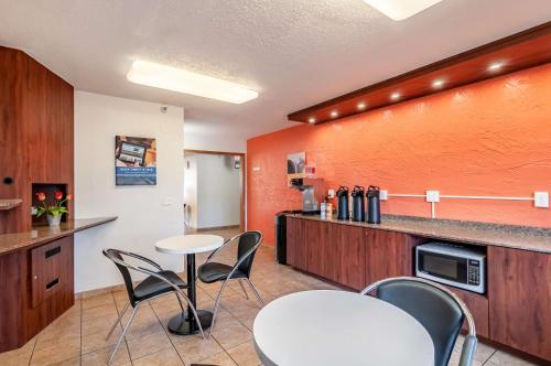 Удобства, Motel 6 Naperville, IL in Нейпървил, Илиноис