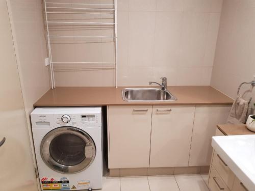 Darwin-Ocean views, tropical getaway, pool & aircon