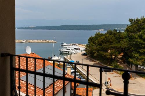 Comfort One-Bedroom Apartment with Balcony and Sea View