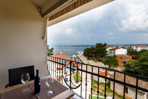Comfort One-Bedroom Apartment with Balcony and Sea View