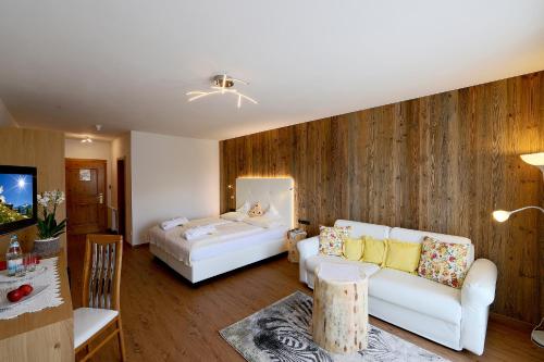 1 king bed, 1 sofa bed