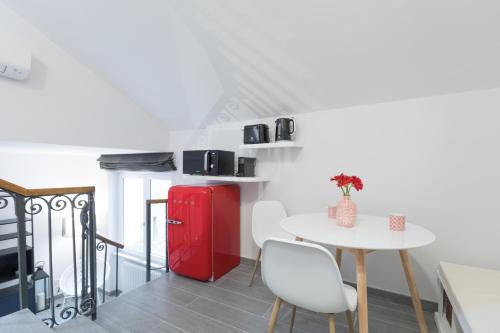 Quiet pied a terre with terrace in Borgo Pio 4