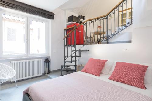 Quiet pied a terre with terrace in Borgo Pio 1