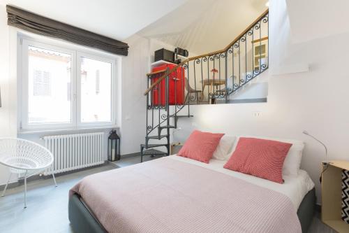 Quiet pied a terre with terrace in Borgo Pio 5
