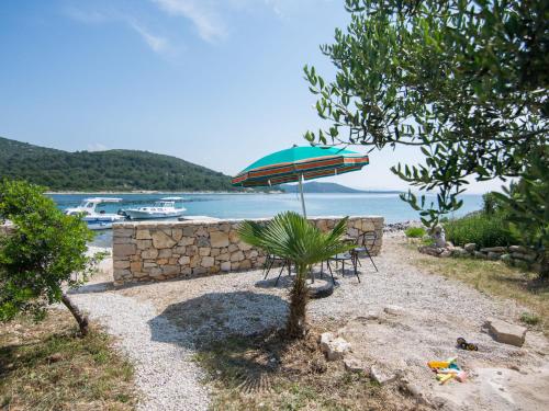  Holiday home Serenity 1, Pension in Otok Zizanj bei Vrulje