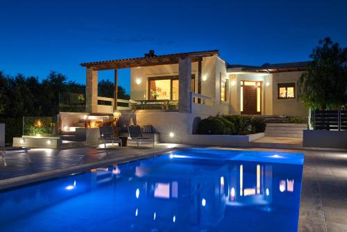 Villa Ampelaki - with heated pool