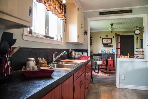virtuve, Mama`s By The Sea B&B in Clark's Harbour (NS)