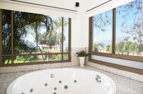온수 욕조, The White Chalet View in 마바라