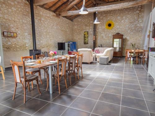 Spacious holiday home in Castelmoron-sur-Lot with Garden gîte à louer Granges-sur-Lot
