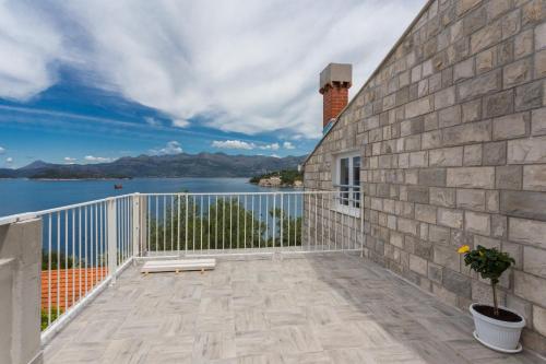 New apartment with terrace and sea view