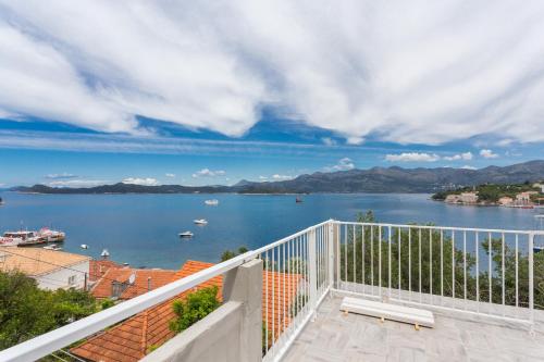 New apartment with terrace and sea view