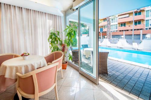 泳池, 皇家广场酒店 (Hotel Royal Plaza) in 里米尼