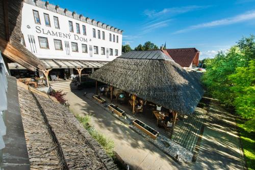 Hotel Slamený dom