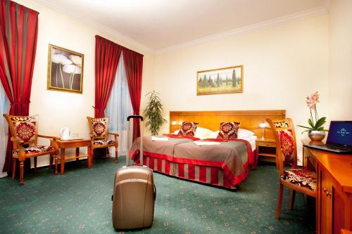 Green Garden Hotel - image 2