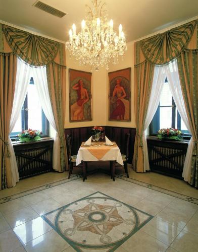 Green Garden Hotel - image 12