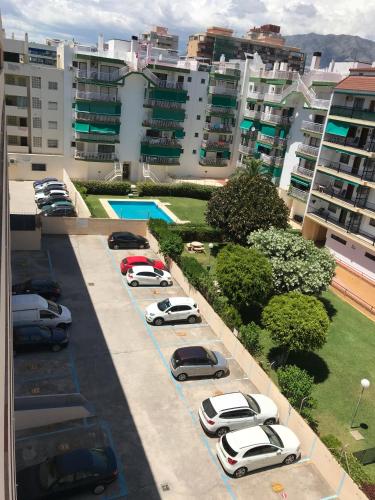 New central 2BR apartment 100m-to-beach free parking