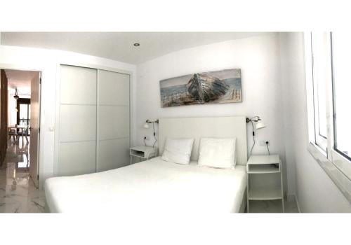 New central 2BR apartment 100m-to-beach free parking