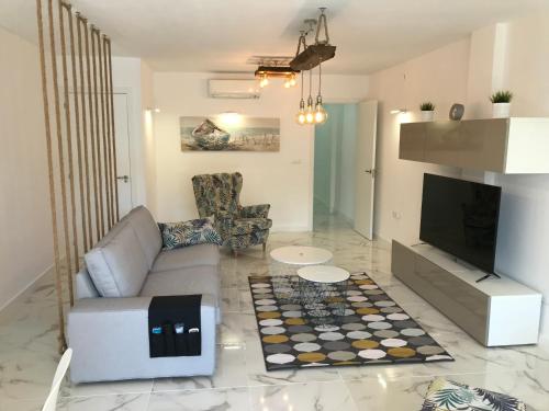 New central 2BR apartment 100m-to-beach free parking