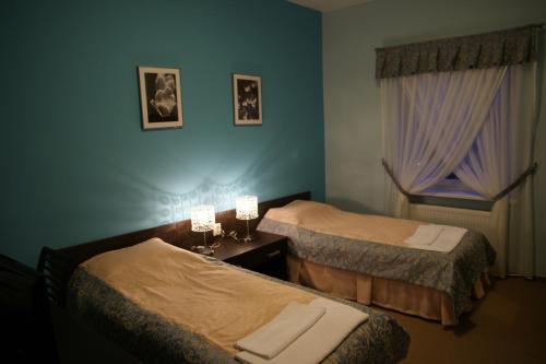 2 twin beds