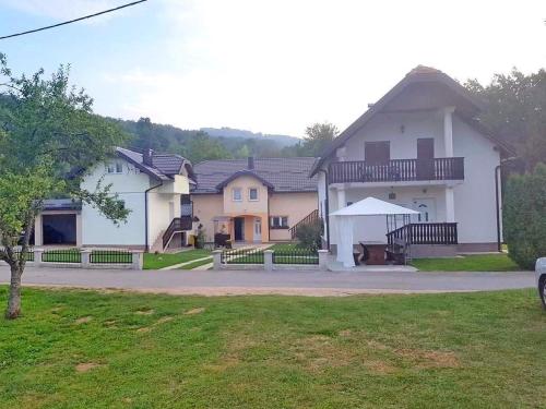 Apartments with a swimming pool Smoljanac Plitvice - 14603 - image 3