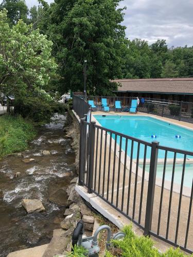 Pool, Marshall's Creek Rest Motel in Gatlinburg (TN)