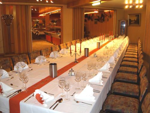 奧爾罕酒店 (Hotel Auerhahn) in 格雷文克魯格