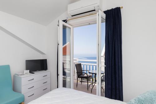 Studio Apartment with Balcony and Sea View 2