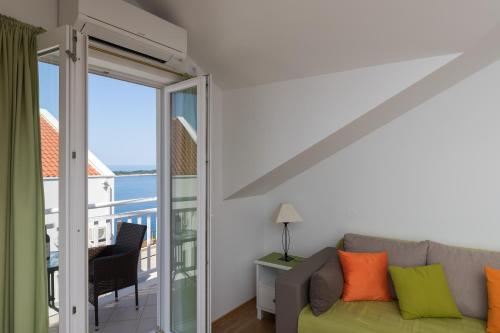 One-Bedroom Apartment with Two Balconies and Sea View 3 image 10