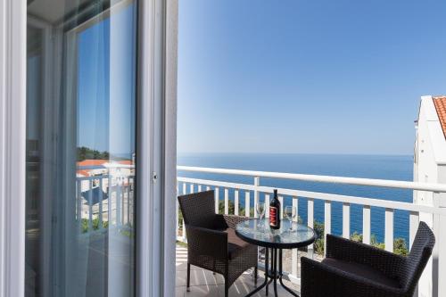 Apartment with Balcony and Sea View 1