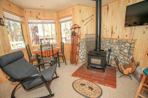 Cottage in the Pines-1667 by Big Bear Vacations - image 10