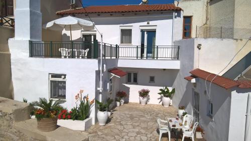  White House in Arménoi