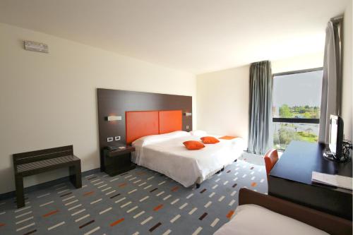 1 queen bed, 1 twin bed, 1 sofa bed
